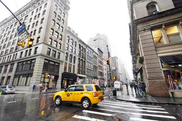 Gelbes Taxi und Fußgänger im verregneten Chinatown manhattan new-yor — Stockfoto