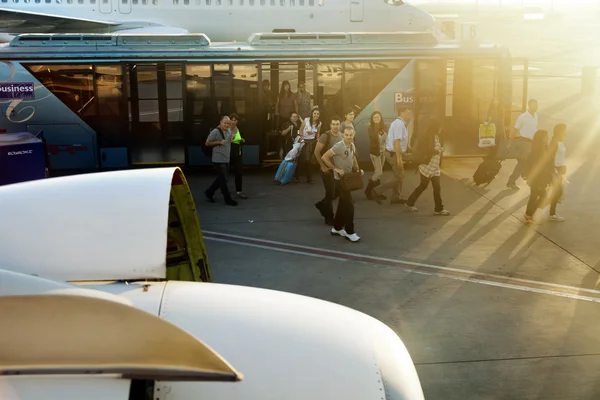 Passengers off the Bus and onto an Airplane — Stock Photo, Image