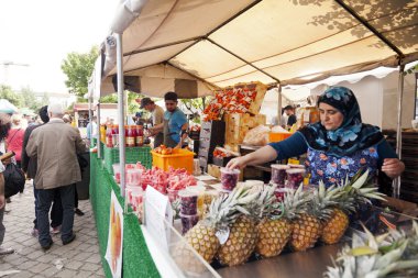 mauerpark bit pazarı suyu stand