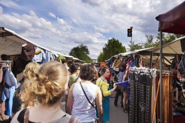 mauerpark bit pazarı giyim mağazaları koridor