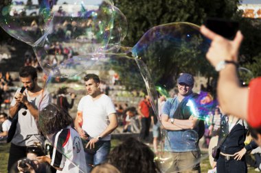 mauerpark kalabalığın içinden sabun köpük