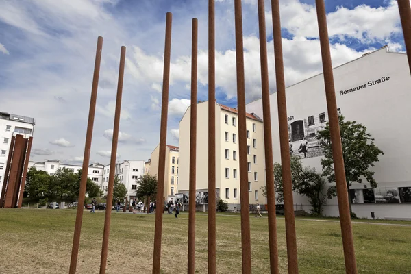 Туристи в берлінському стіна Меморіал Bernauer Strasse — стокове фото