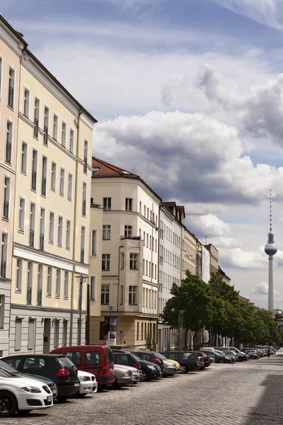 Strelitzer Strasse e Belin Television Tower Fernsehturm Tedesco — Foto Stock