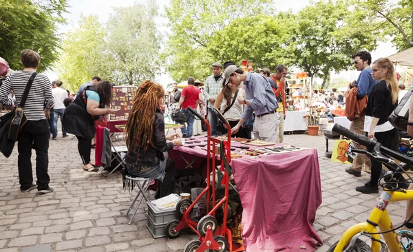 Söndag på mauer park loppmarknad - kniv lagrar — Stockfoto