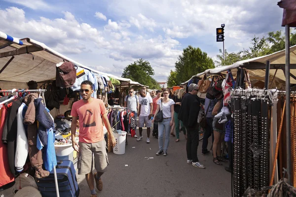 Mauerpark loppmarknad kläder butiker mittgången — Stockfoto