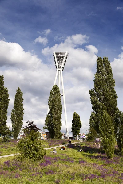 Mauerpark Stadium Lighting Tower y Hill Berlin Alemania —  Fotos de Stock