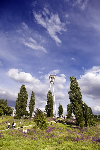 Mauerpark stadyum aydınlatma Kulesi ve hill berlin Almanya — Stok fotoğraf