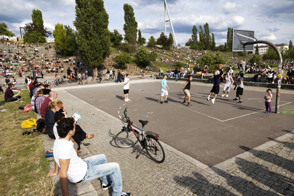 Basketballspiel im mauerpark berlin — Stockfoto