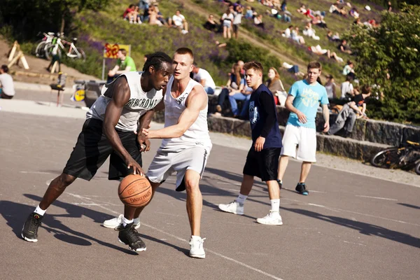 Batalha intensa de basquete de rua — Fotografia de Stock