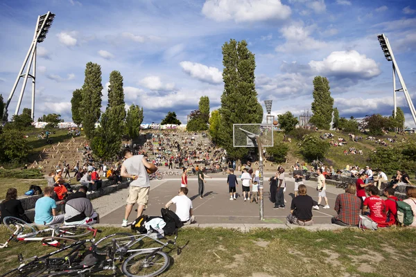 Basketballspiel im mauerpark berlin — Stockfoto