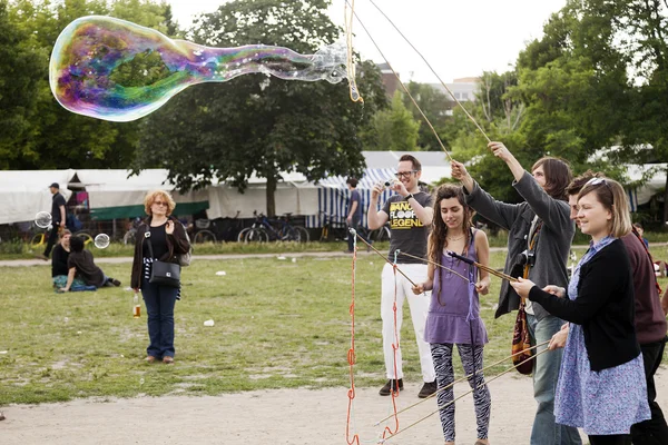 Hacer burbujas de jabón en Mauerpark —  Fotos de Stock