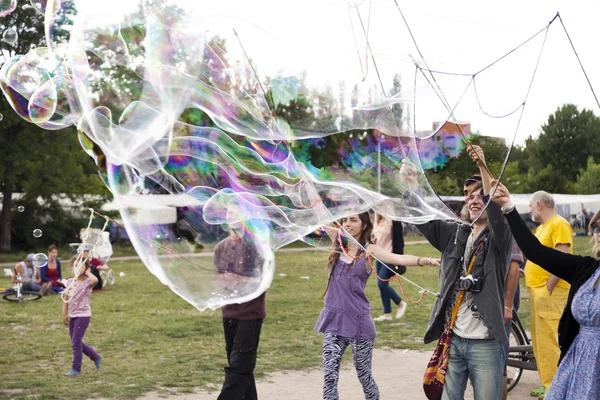 Hacer burbujas de jabón en Mauerpark — Foto de Stock