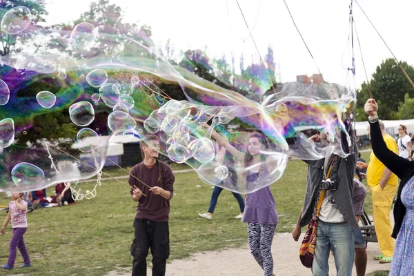 Making Soap Bubbles at Mauerpark — Stock Photo, Image