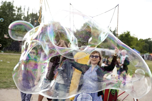 Making Soap Bubbles at Mauerpark — Stock Photo, Image