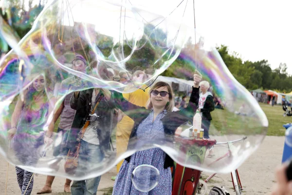 Att göra såpbubblor på mauerpark — Stockfoto