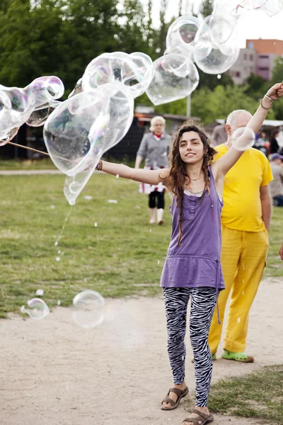 Att göra såpbubblor på mauerpark — Stockfoto
