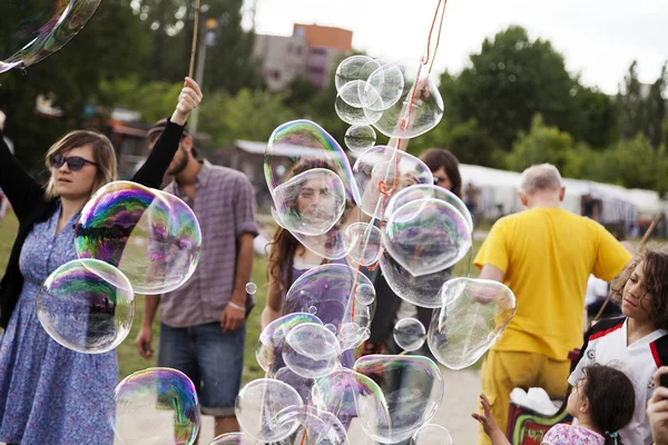 Как создать мыльные пузыри в парке — стоковое фото