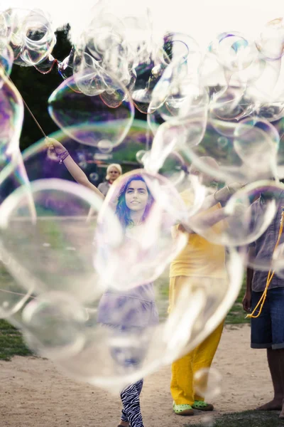 Making Soap Bubbles at Mauerpark — Stock Photo, Image