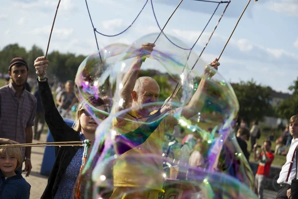 Hacer burbujas de jabón en Mauerpark — Foto de Stock