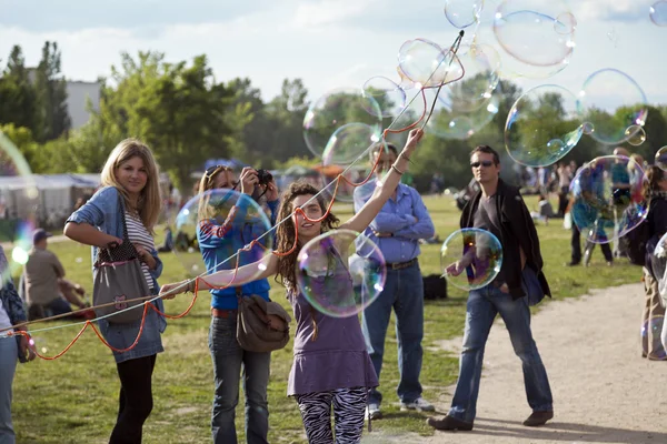 Hacer burbujas de jabón en Mauerpark —  Fotos de Stock