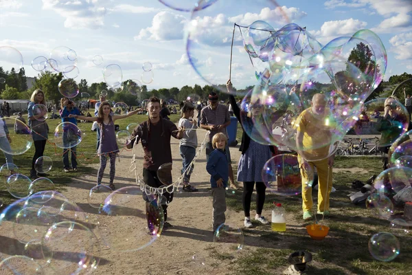 Hacer burbujas de jabón en Mauerpark —  Fotos de Stock