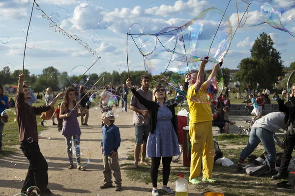 Att göra såpbubblor på mauerpark — Stockfoto