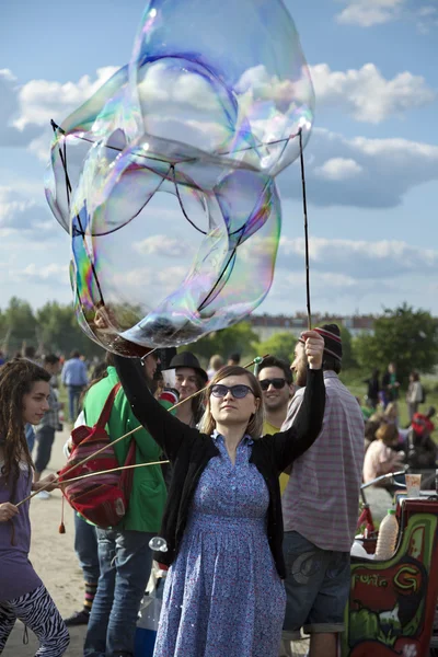 Hacer burbujas de jabón en Mauerpark — Foto de Stock