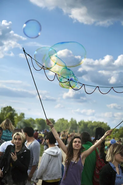 Making Soap Bubbles at Mauerpark — Stock Photo, Image