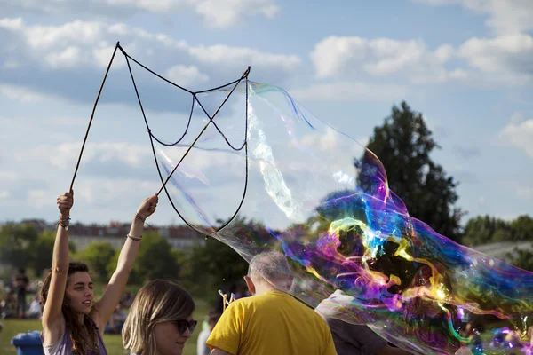 Hacer burbujas de jabón en Mauerpark — Foto de Stock