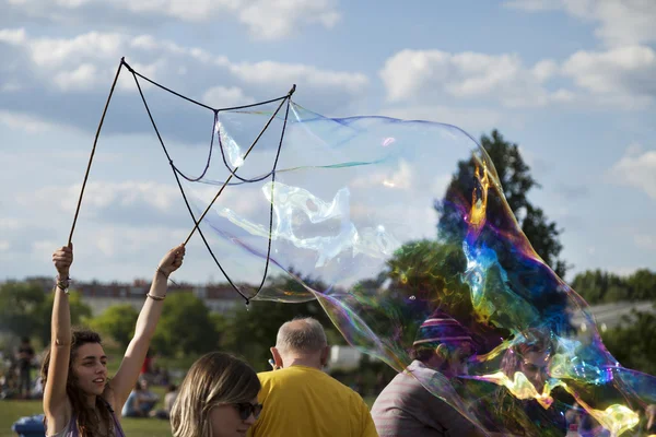 Hacer burbujas de jabón en Mauerpark — Foto de Stock