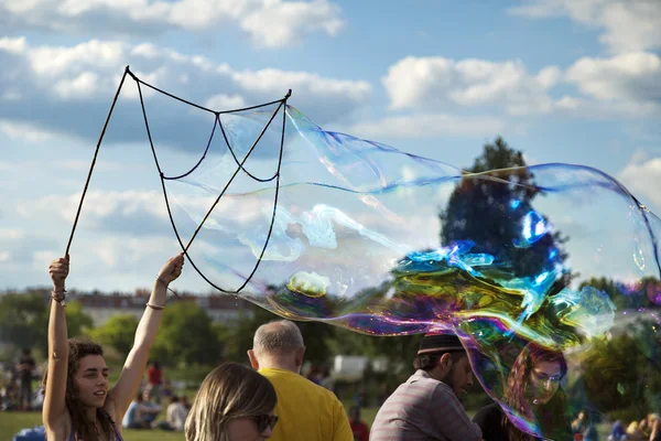 Hacer burbujas de jabón en Mauerpark — Foto de Stock