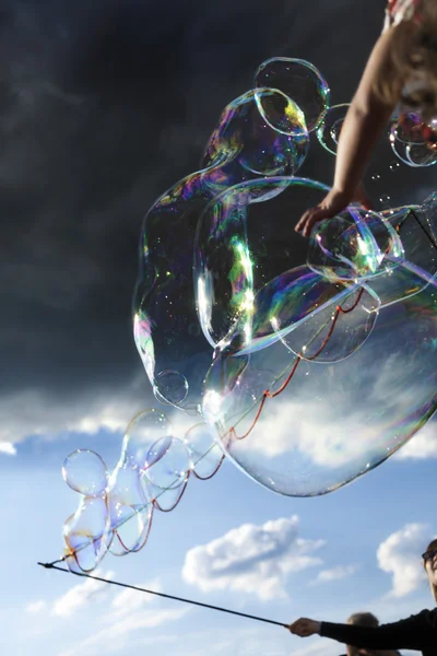 Zeepbellen maken op mauerpark — Stockfoto
