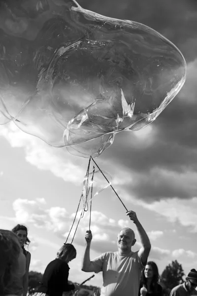 Fazendo bolhas de sabão em Mauerpark — Fotografia de Stock