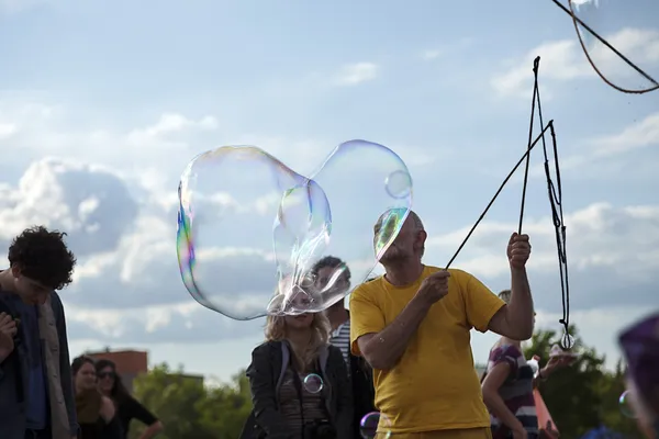 Making Soap Bubbles at Mauerpark — Stock Photo, Image