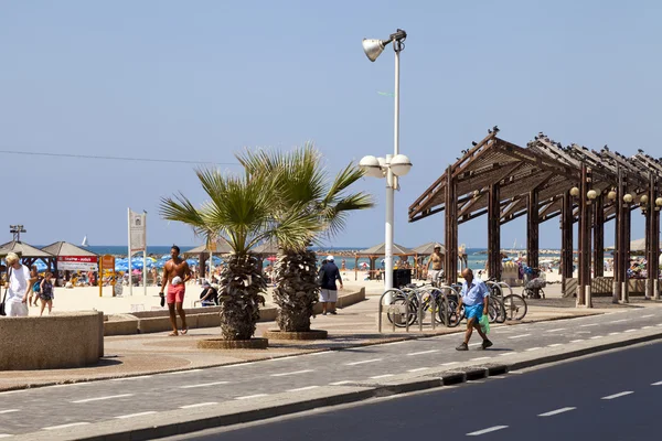 Sommar på tel Avivs strandpromenad och strand — Stockfoto