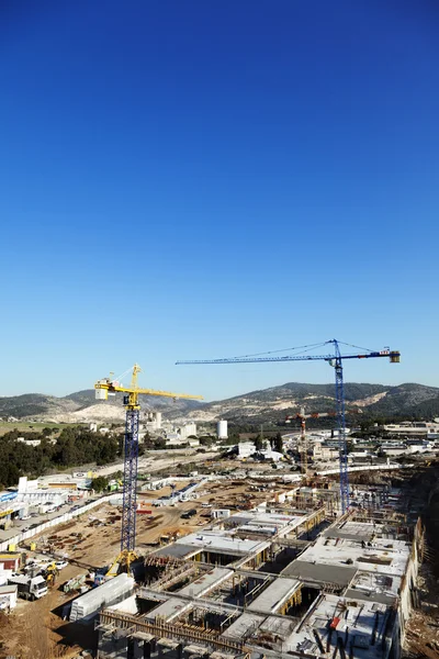 Local de construção entre colinas — Fotografia de Stock