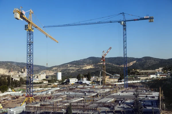 Sitio de construcción entre colinas — Foto de Stock