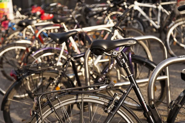 Geparkte Fahrräder am Alexanderplatz — Stockfoto