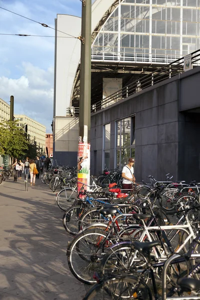 Припаркованные велосипеды на Александерплац — стоковое фото