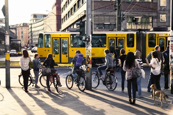 Voetgangers te wachten voor de groen licht op alexanderplatz — Stockfoto