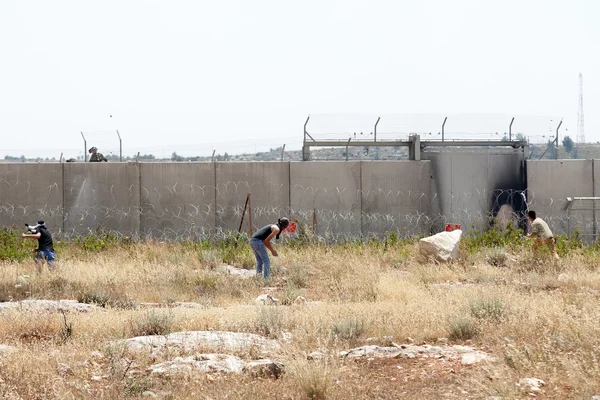 Palestinian Protest by the Wall of Separation West Bank — Stock Photo, Image