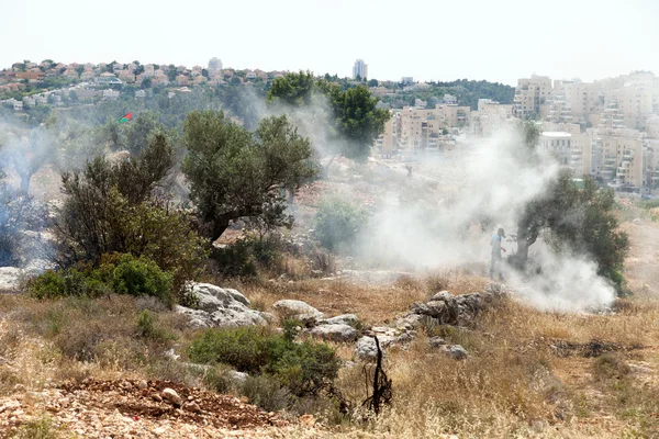 Asentamientos en Cisjordania y fuego en un campo palestino — Foto de Stock