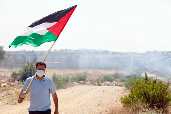 Palestinský demonstrant držení vlajky zeď separace západ ba — Stock fotografie
