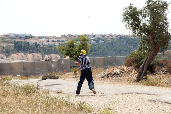 Manifestante palestino disparando roca en protesta — Foto de Stock