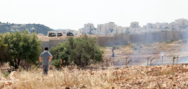 Israeli Anarchist Watching Soldiers at West Bank Protest — Stock Photo, Image