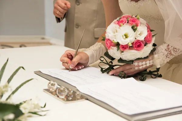 Bruid ondertekent huwelijksvergunning of huwelijkscontract — Stockfoto