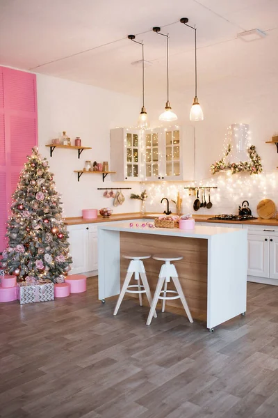 Сучасна кухня Інтер'єр з островом, піском, Кабінетами в Новому розкішному домі, прикрашена різдвяним стилем. — стокове фото