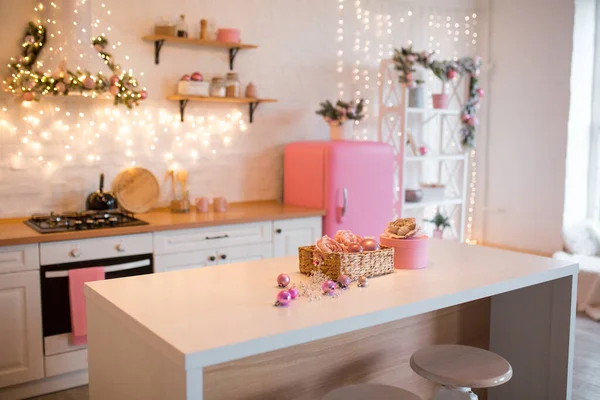 Moderne keuken interieur met eiland, wastafel, kasten in nieuwe luxe woning ingericht in kerststijl. — Stockfoto