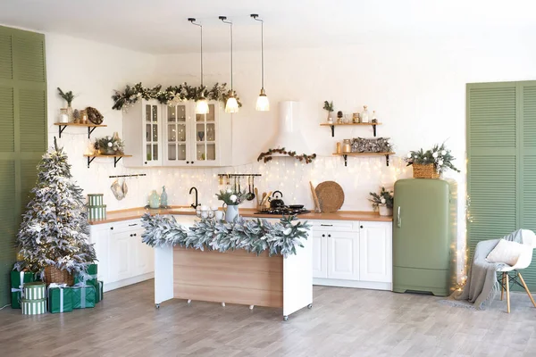 島、シンク、クリスマススタイルで装飾された新しい高級住宅のキャビネットとモダンなキッチンインテリア — ストック写真