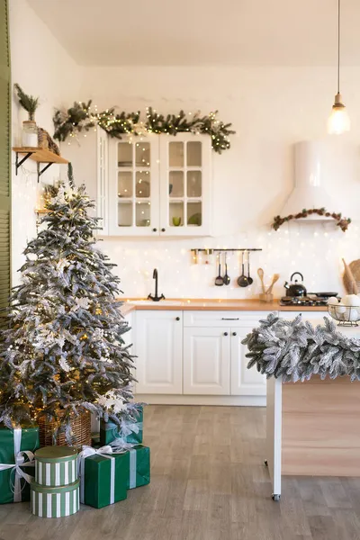 Nowoczesna kuchnia Wnętrze z wyspy, zlewozmywak, szafki w nowym luksusowym domu urządzone w stylu Bożego Narodzenia — Zdjęcie stockowe